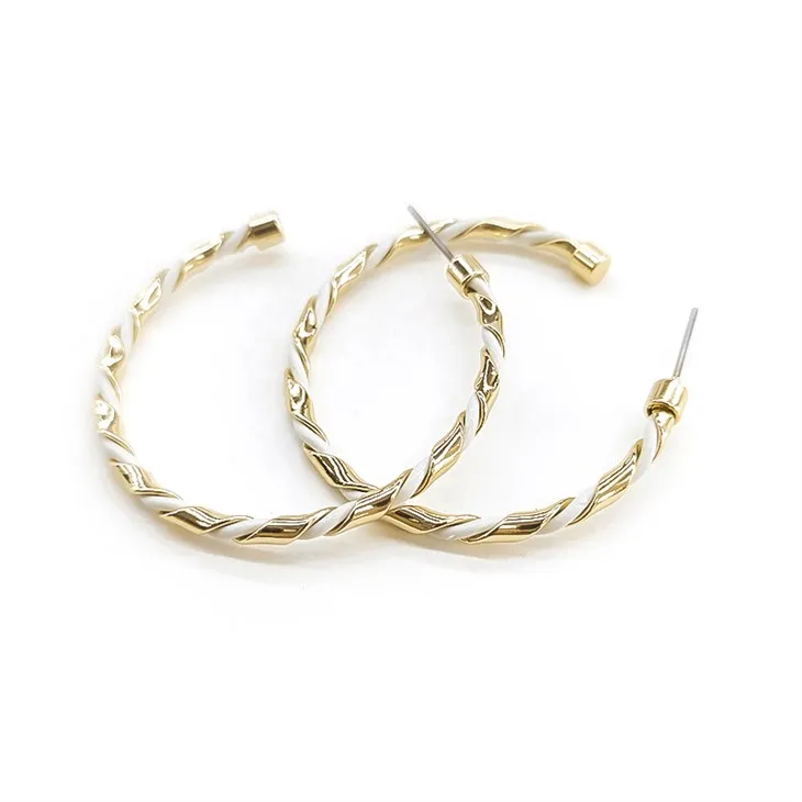 Σκουλαρίκι γούρι με χρυσή υφή